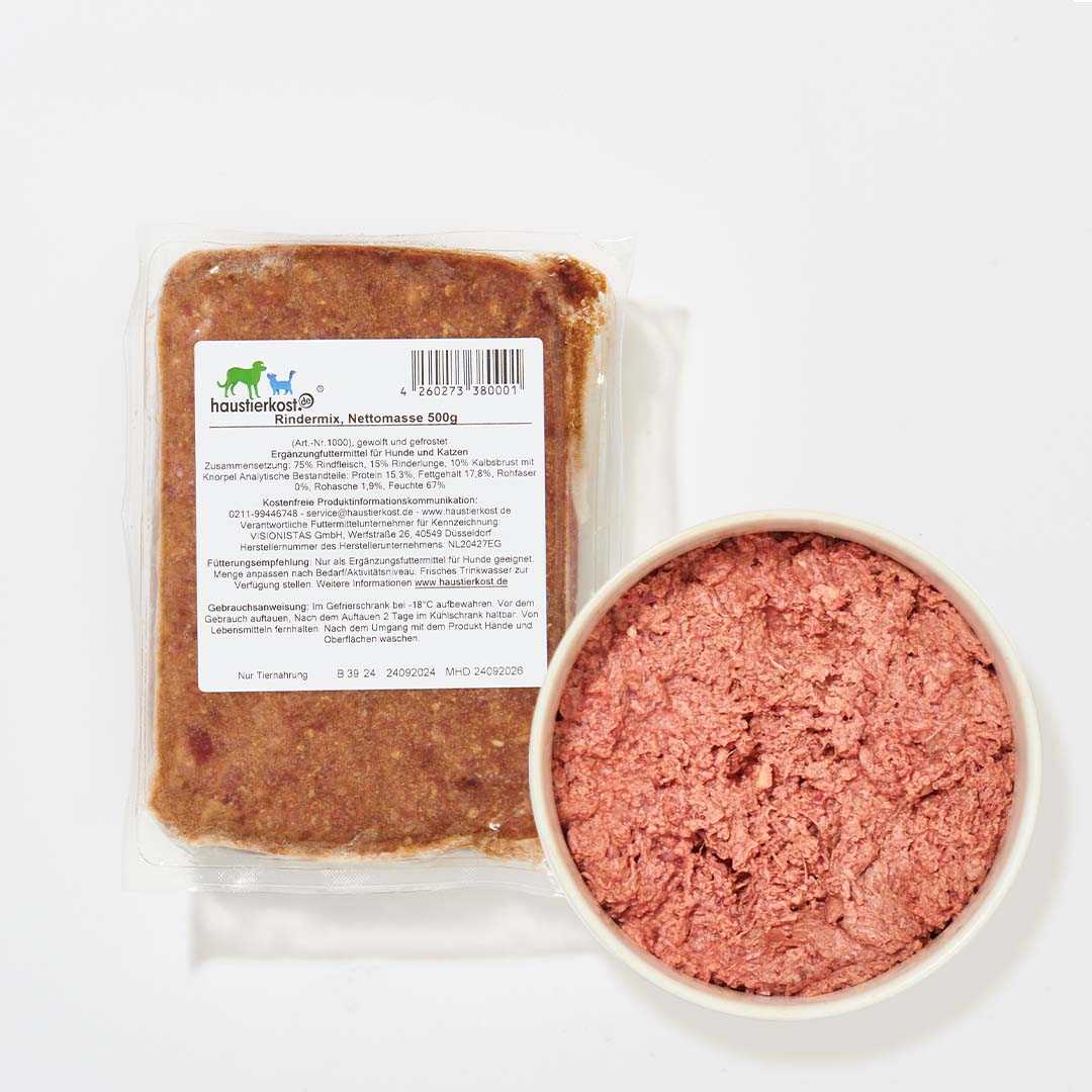 Rindermix Probierpaket, 8 x 500 g, Mischung aus Muskelfleisch, Rinderlunge und Rinderschlund für Hunde und Katzen auf weißem Hintergrund und im Napf.