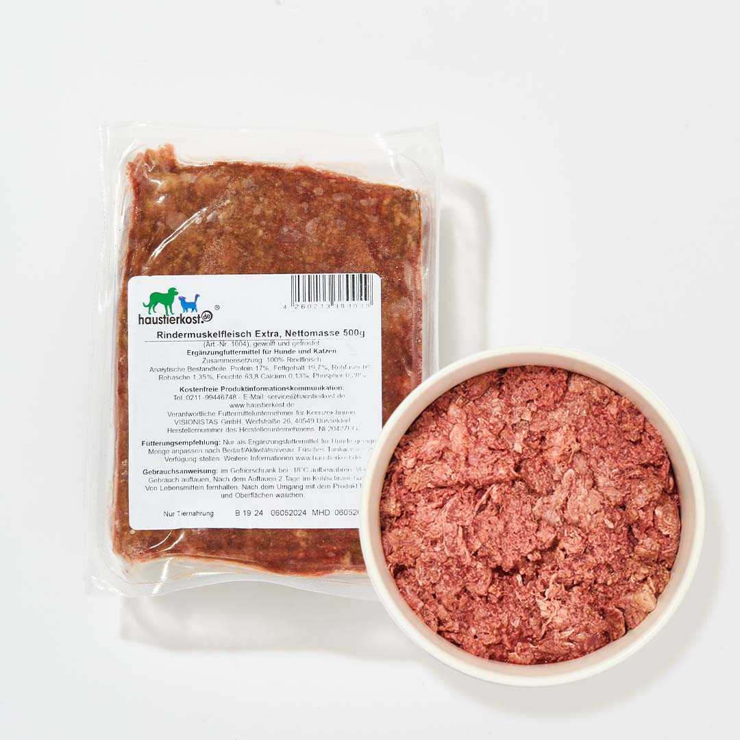 Verpacktes Rindermuskelfleisch Extra mit natürlichem Fettgehalt neben einer Schale mit frischem Fleisch.