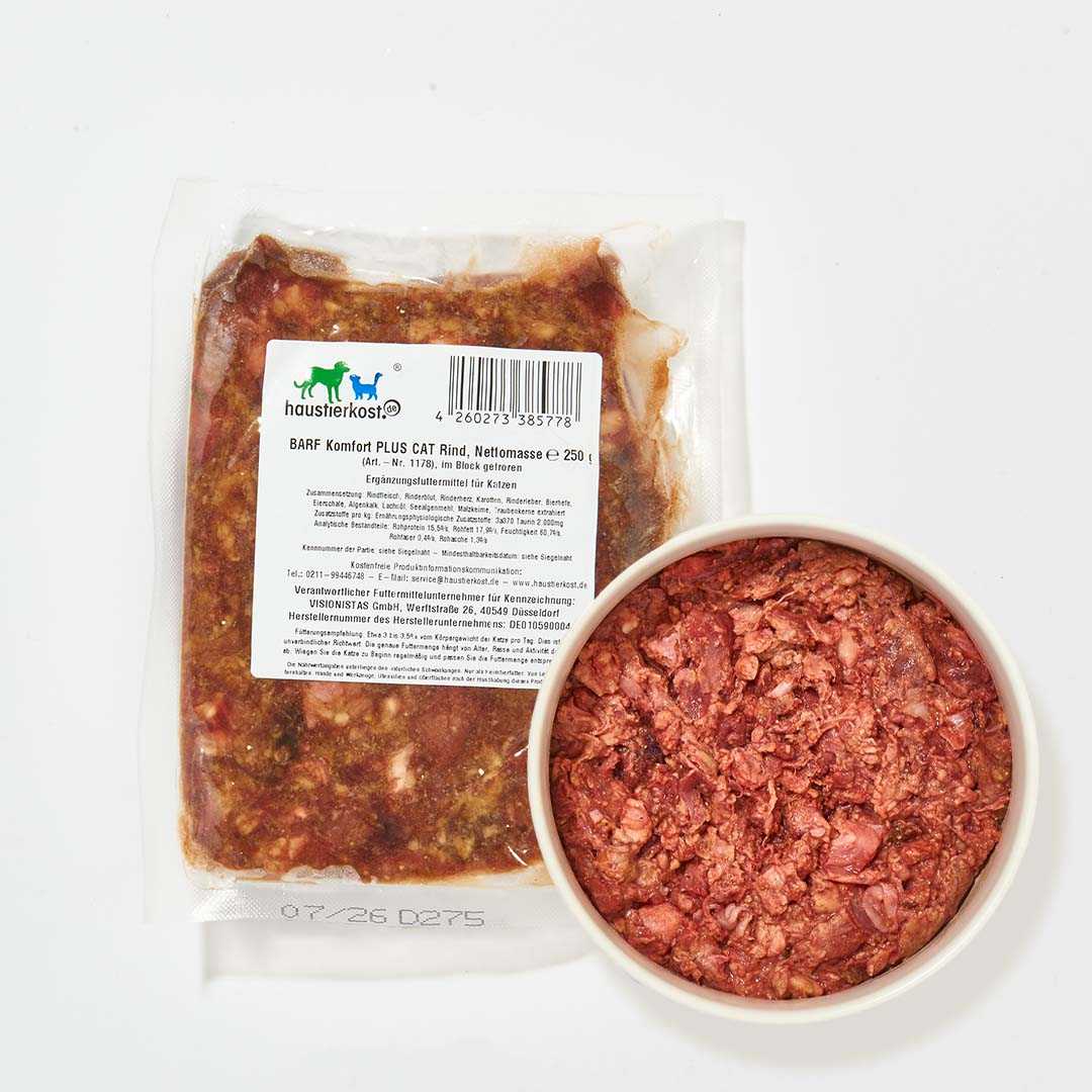 BARF Hundefutter Komfort PLUS Rind 40 x 500 g Packung und Schale mit frischem Futter.