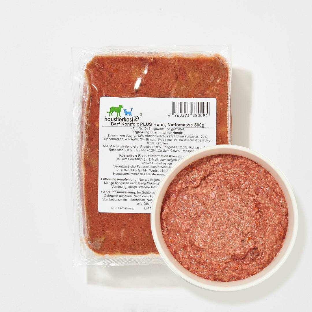 BARF Komfort PLUS Huhn Hundefutter, Rohfleischmischung mit Hühnchen, Karotten, Äpfeln, Birnen und Leinöl, in Verpackung und Schüssel.