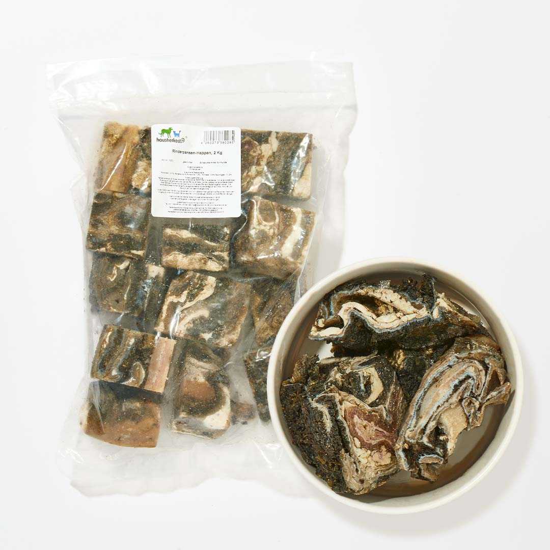 Rinderpansen-Happen in 1-kg-Verpackung und Schale mit grünen Pansenstücken, ideal für artgerechte Rohfütterung von Hunden.