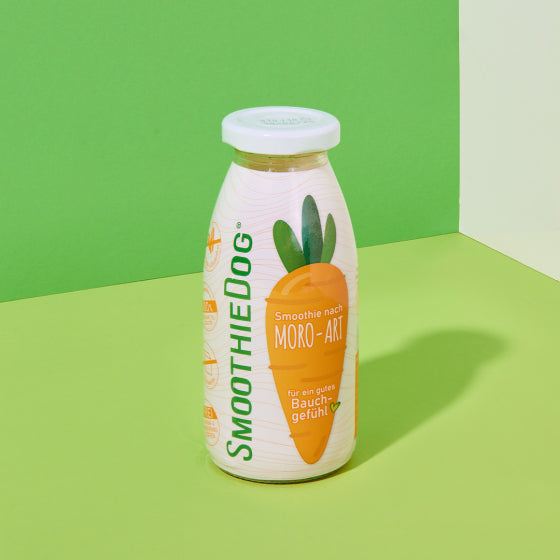 SmoothieDog® Morosche Karottensuppe, 250 ml Flasche auf grünem Hintergrund.
