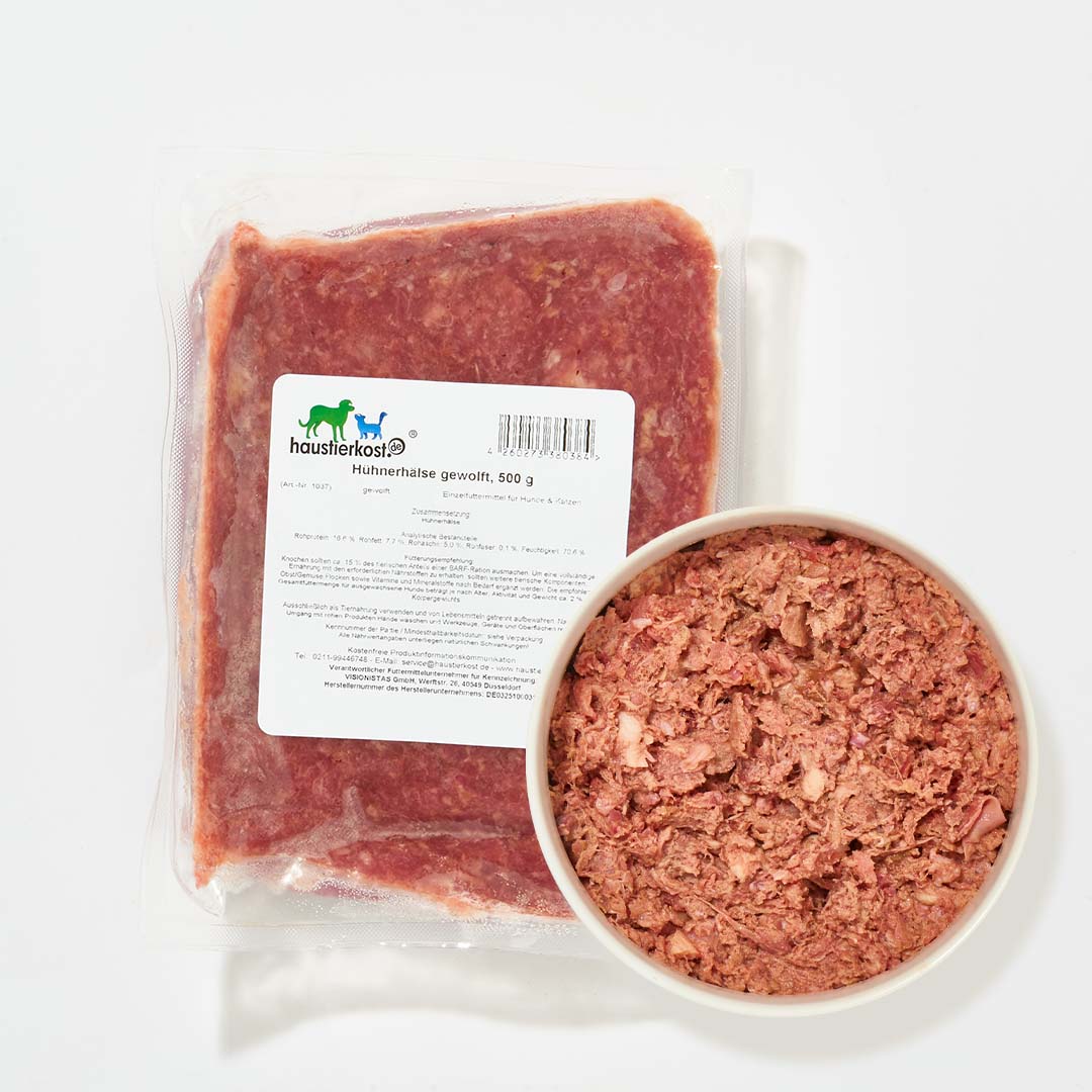 Gewolfte Hühnerhälse 500g in Verpackung und Schüssel für Haustierfütterung