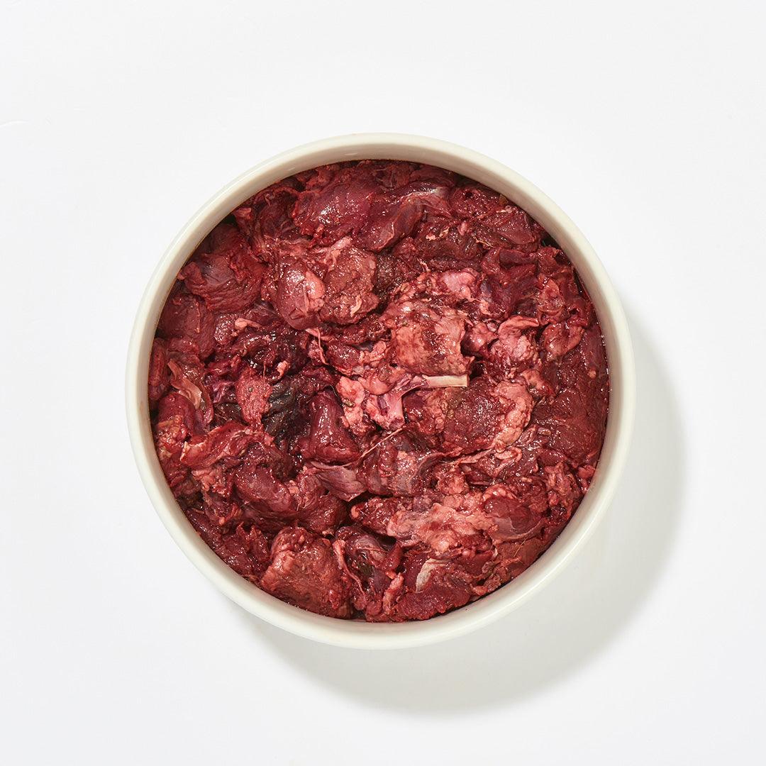 Wildfleisch-Klumpen aus Muskelfleisch für Hunde und Katzen, 2 kg Portion in Schale.