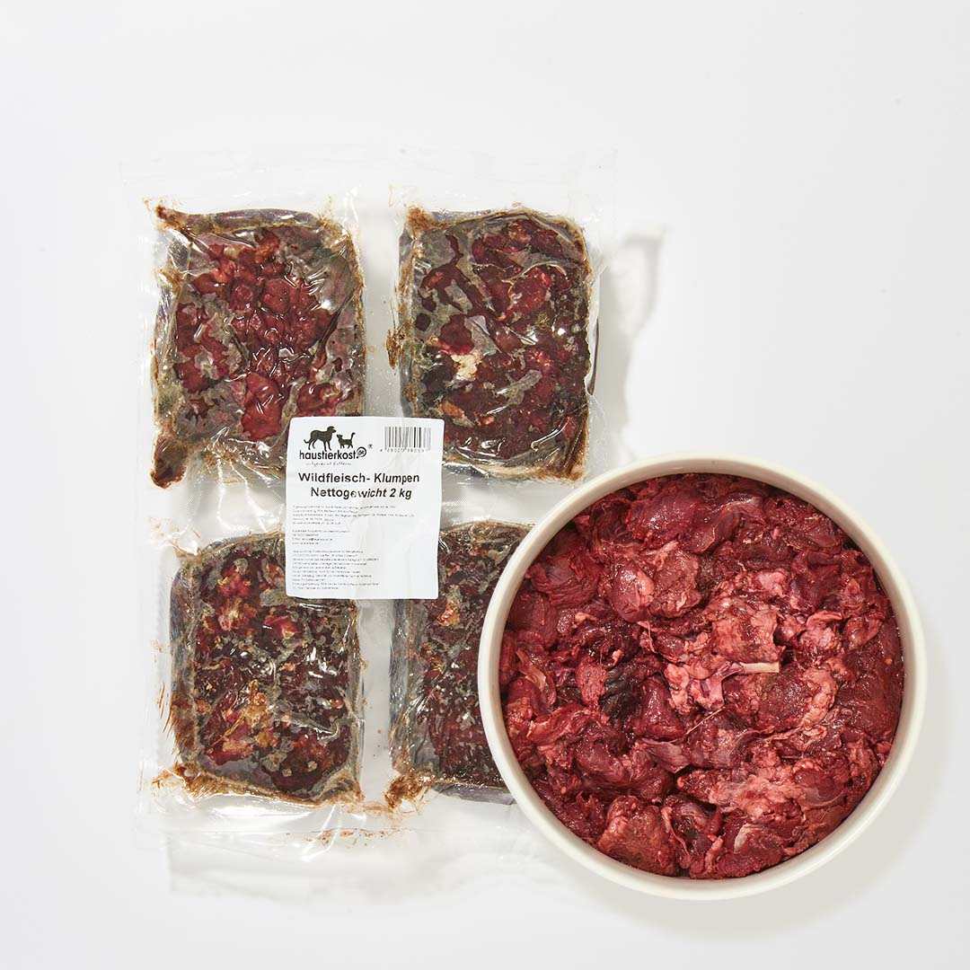 Gefrorene Wildfleisch-Klumpen aus Muskelfleisch, einzeln verpackt und in einer Schüssel, geeignet für Hunde und Katzen.