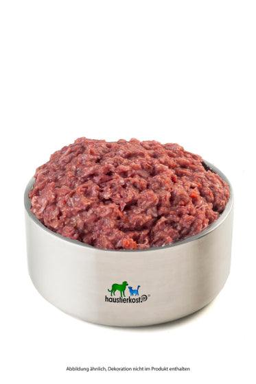 Hühnermenü 500 g in Edelstahlschale, Mischung aus Hühnerkarkassen, Karotten und Äpfeln.