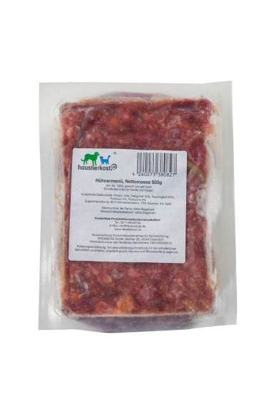 Hühnermenü 500 g in Vakuumverpackung, Mischung aus Hühnerkarkassen, Karotten und Äpfeln.