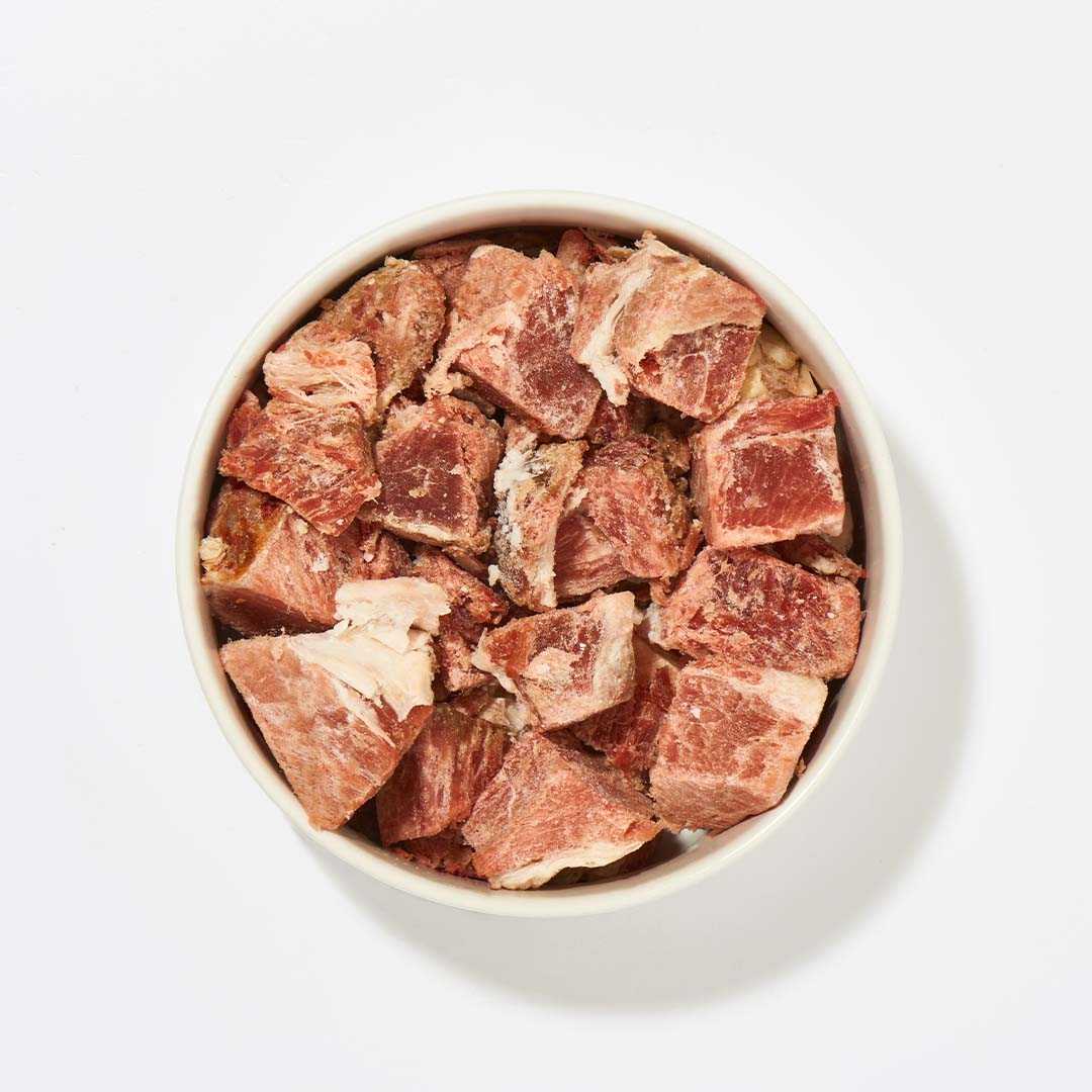 Rindermuskelfleischwürfel in Schüssel, 500 g, für Hunde und Katzen geeignet.