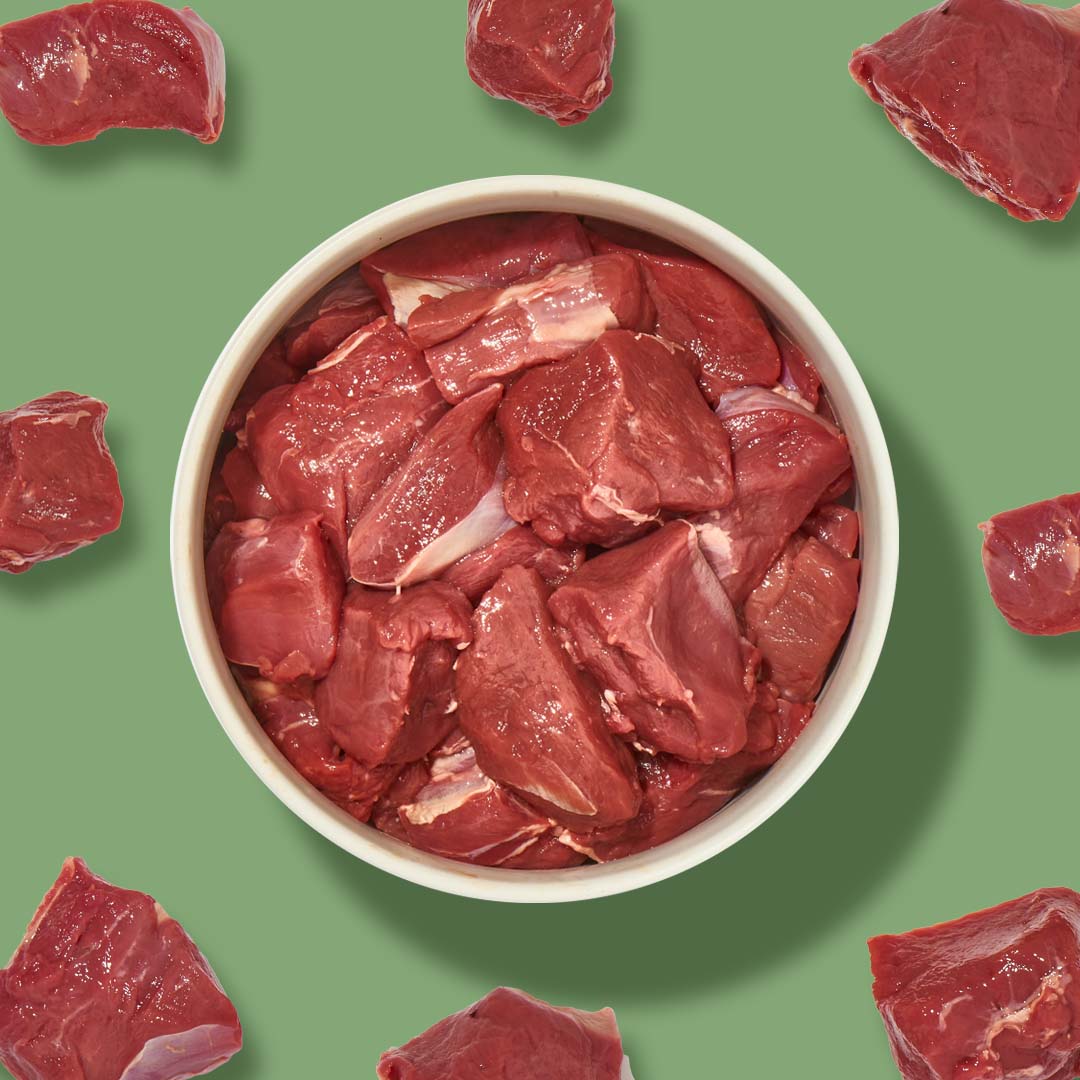 Wildfleischwürfel 500g in Schale für Hunde und Katzen, gulaschgroße Portionen, geeignet für sensible und allergische Tiere, grünem Hintergrund
