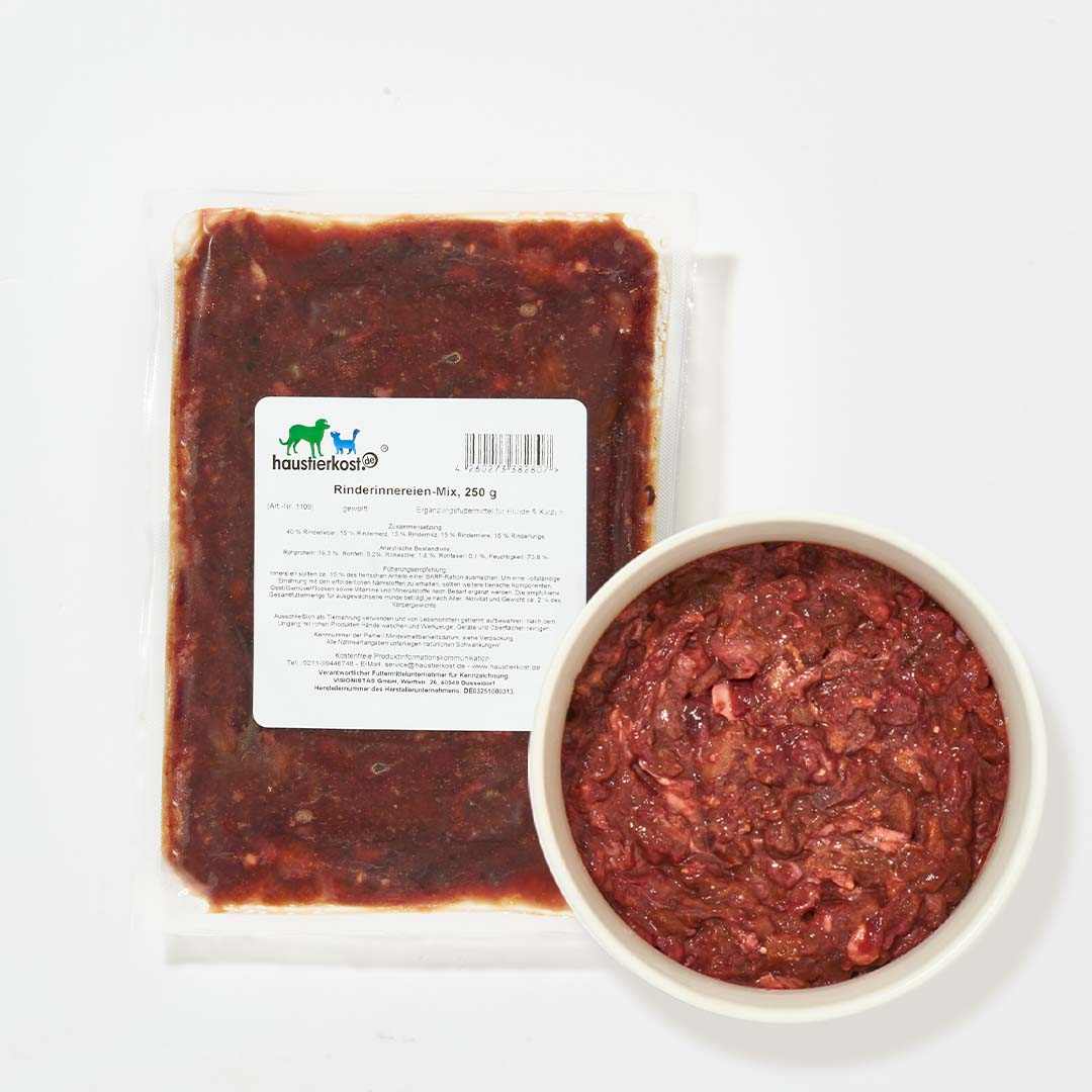 Rinderinnereien-Mix in 250g-Verpackung neben Schüssel mit Mischung aus Leber, Herz, Milz, Nieren und Lunge.