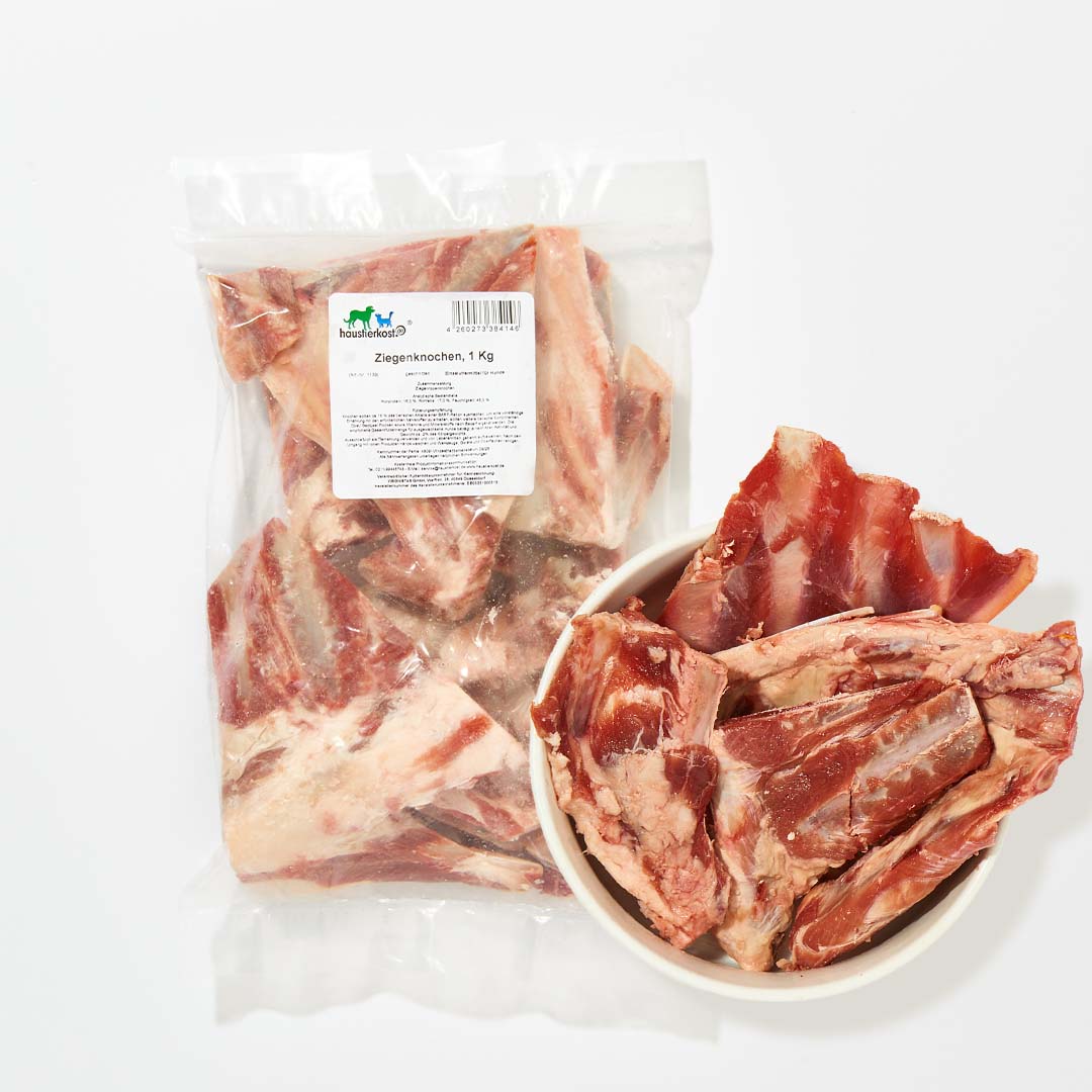 Gefrorene Ziegenrippenknochen im Beutel und in Schale als natürlicher Kausnack zur Zahnreinigung