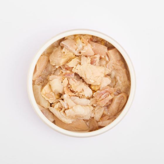 Würfel aus Seelachs in einer weißen Schale, reich an Omega-3 und Omega-6 Fettsäuren, ideal für Hunde und Katzen mit Futtermittelallergien.