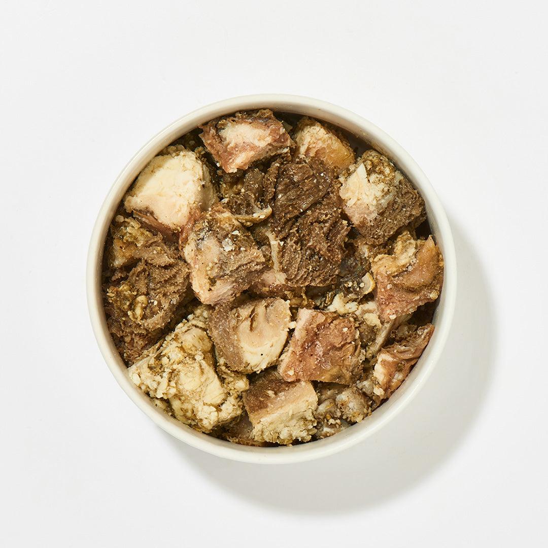 Rinderblättermagen in Stücken, 1 kg, geeignet für Hunde und Katzen, in einer weißen Schale.