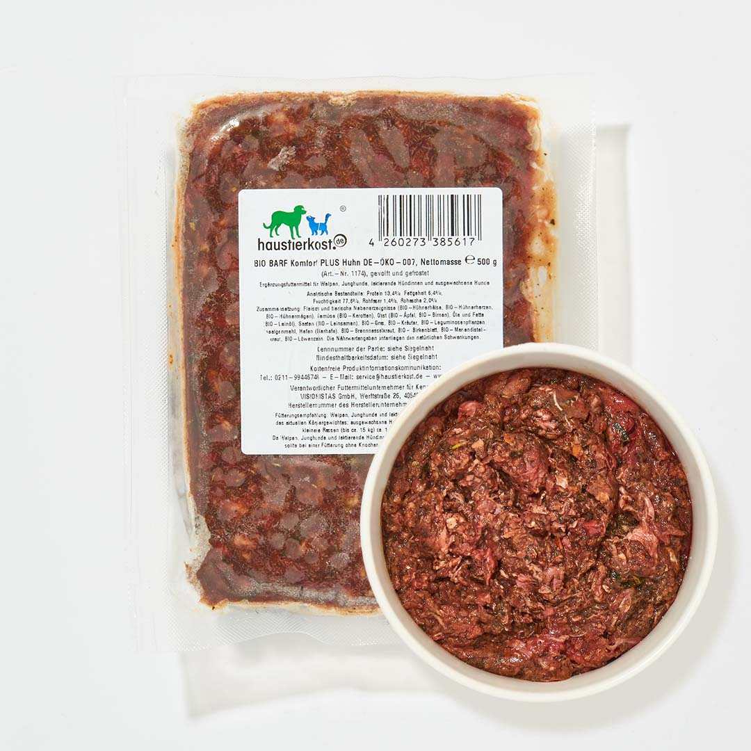 BIO BARF Komfort PLUS Huhn DE-ÖKO-007, 250 g Packung neben einer Schale mit der rohen Futtermischung, bestehend aus BIO-Huhn, BIO-Gemüse und BIO-Obst.