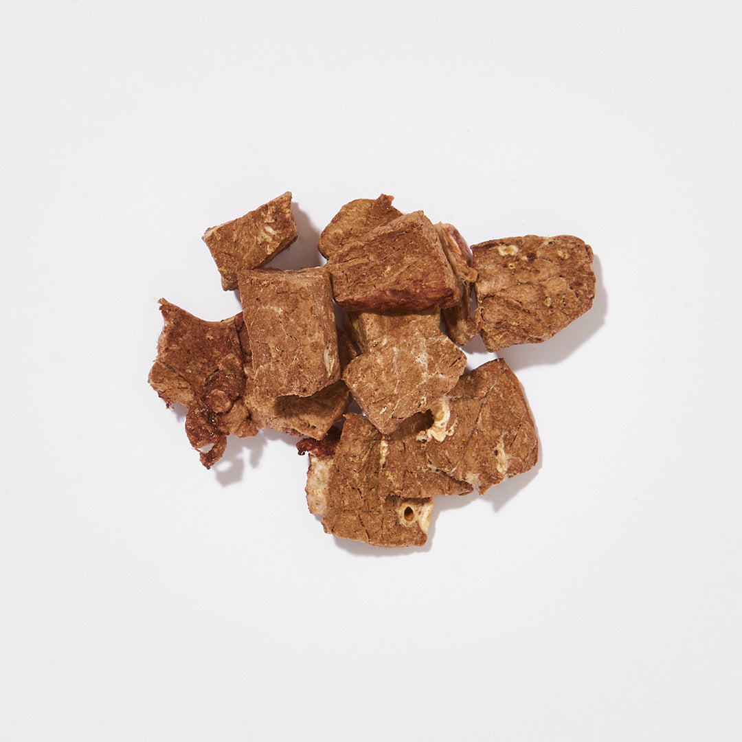 Gefriergetrocknetes Rindfleisch in Stücken, 70 g Packung, ideal als Snack oder Belohnung für Hunde.