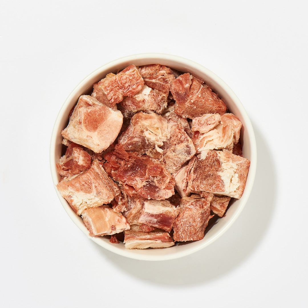 Gewürfeltes Ziegenfleisch für Hunde und Katzen, 500 g, in weißer Schale.