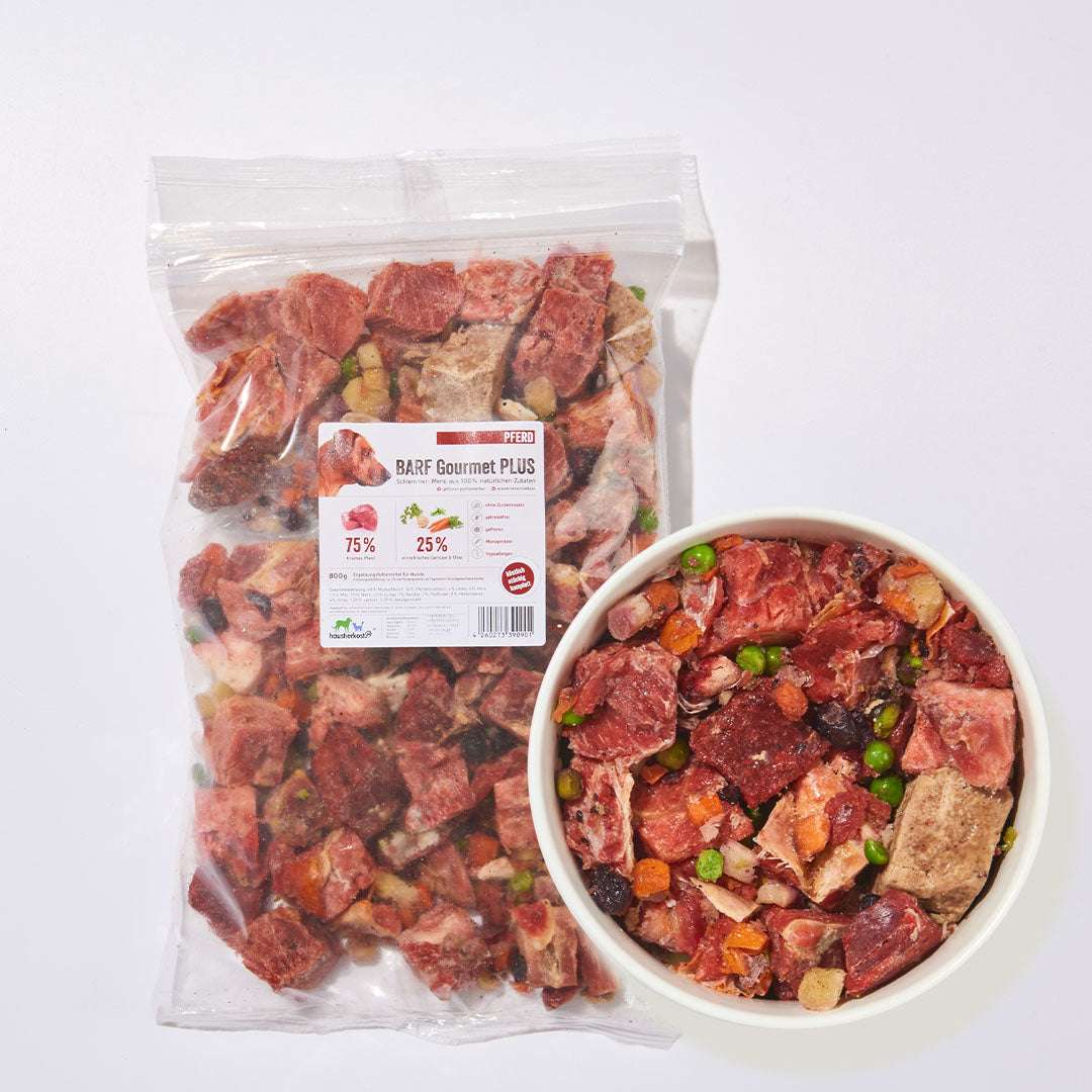 BARF Gourmet PLUS Pferd in wiederverschließbarer Tüte und serviert in Schale, enthält Fleischstücke, Innereien, Obst und Gemüse.