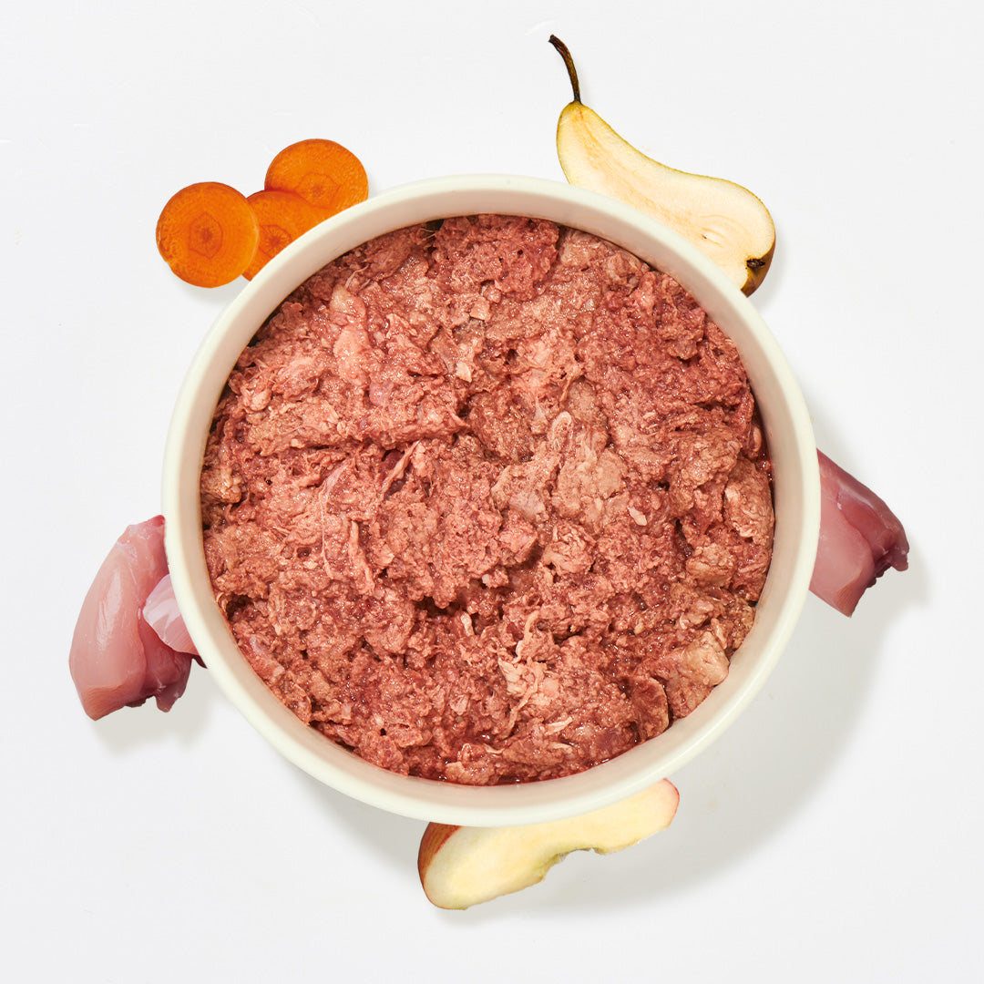 BARF Komfort PLUS Kaninchen Hundefutter mit fleischiger Kaninchenkarkasse, Organen, Karotten, Äpfeln und Birnen, ergänzt mit Leinöl und Kräutern
