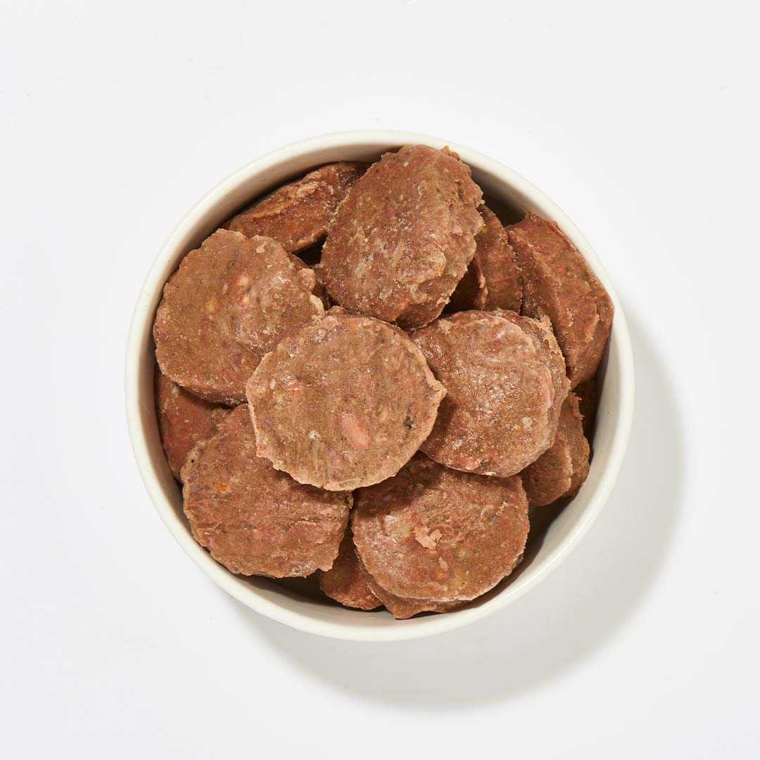 BARF Komfort PLUS Rind Taler in a bowl, featuring natural ingredients like beef, green tripe, and vegetables.