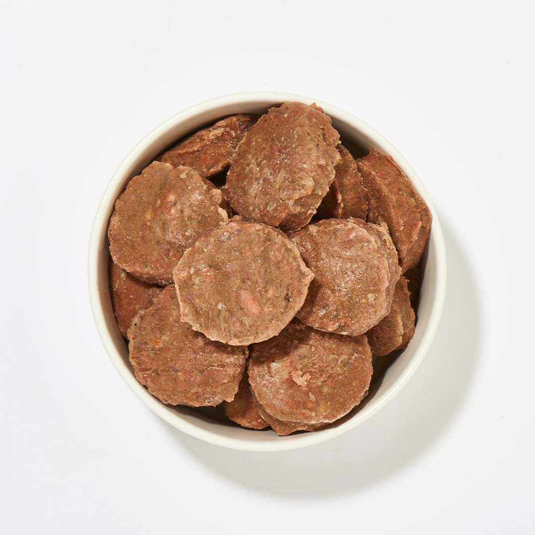 BARF Komfort PLUS Rind Taler in a bowl, featuring natural ingredients like beef, green tripe, and vegetables.