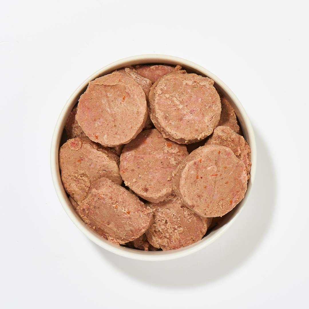 BARF Komfort PLUS Huhn TALER in einer Schüssel, aus Hühnerhälse, Herzen, Karotten und Leinöl.
