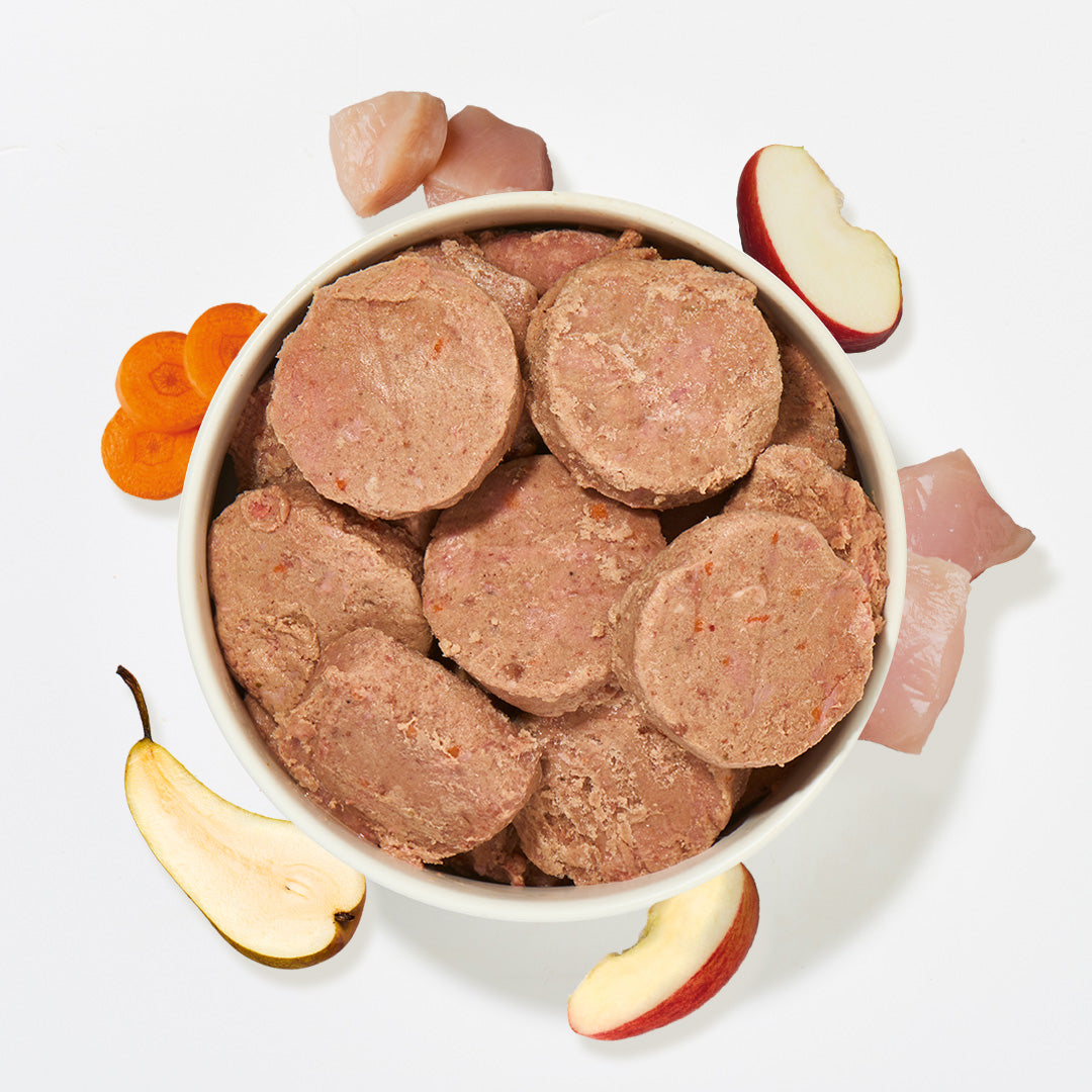 BARF Komfort PLUS Huhn Taler mit Hühnerhälse, Innereien, Karotten, Äpfeln, Birnen und Leinöl in Schüssel