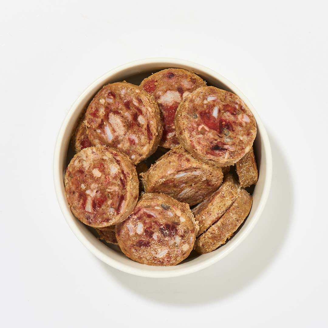 BARF Komfort PLUS Lachs Taler, 800 g, Hundesnack aus Lachsbauch, Karotten, Äpfeln, Birnen und Kräutern in weißer Schale.