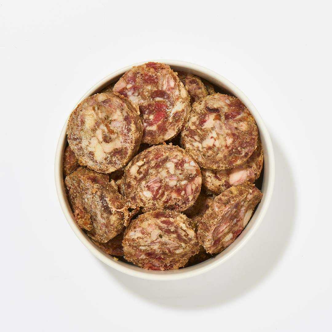 BARF Komfort PLUS Pferd TALER, 800 g, Fleischmischung mit Pferdefleisch, Karotten und Leinöl in einer Schale.