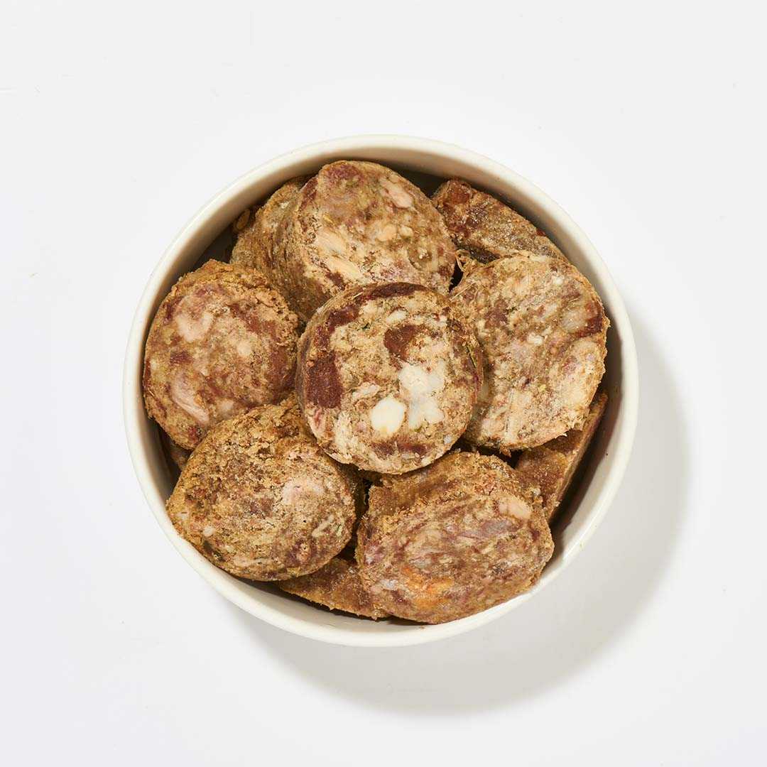BARF Komfort PLUS Kaninchen TALER in einer Schüssel, 800 g, enthält Kaninchenkarkasse, Herz, Leber, Gemüse und Leinöl.