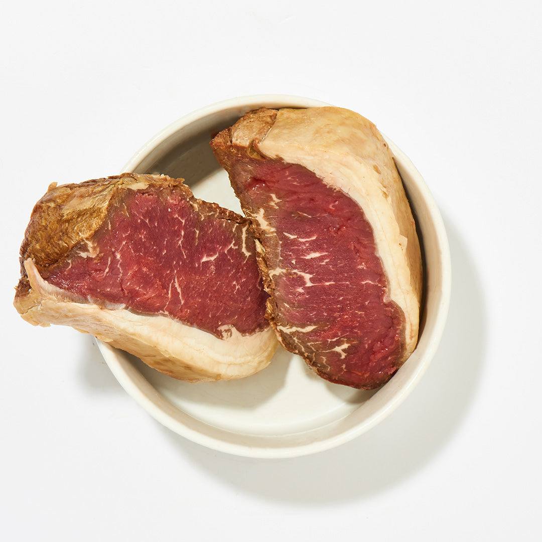 Roastbeef am Stück in einer Schale, geeignet für Hunde und Katzen.