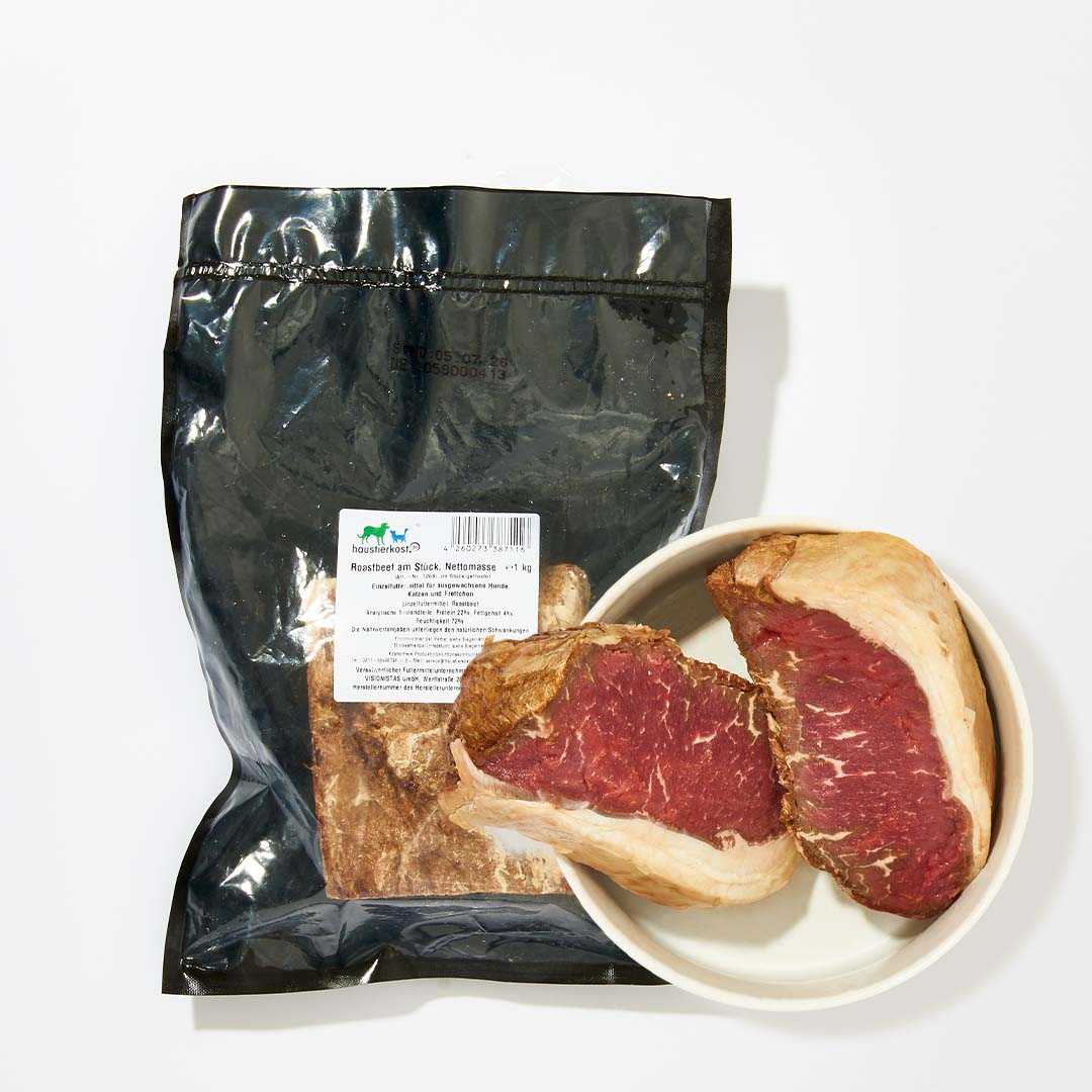Roastbeef am Stück in Verpackung und Schüssel für Hunde und Katzen, 1 kg.