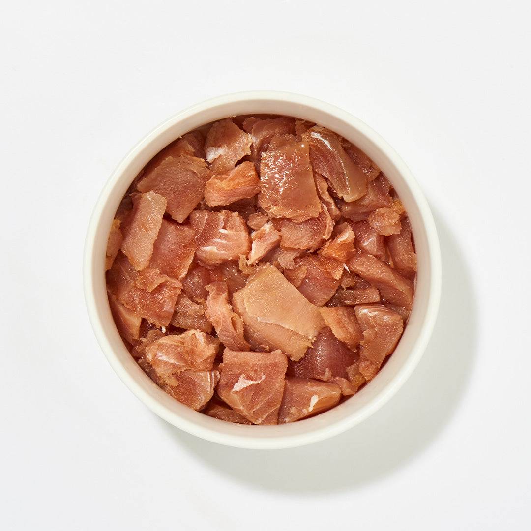 Thunfischfilet gewürfelt in weißer Schale, geeignet für Hunde und Katzen.