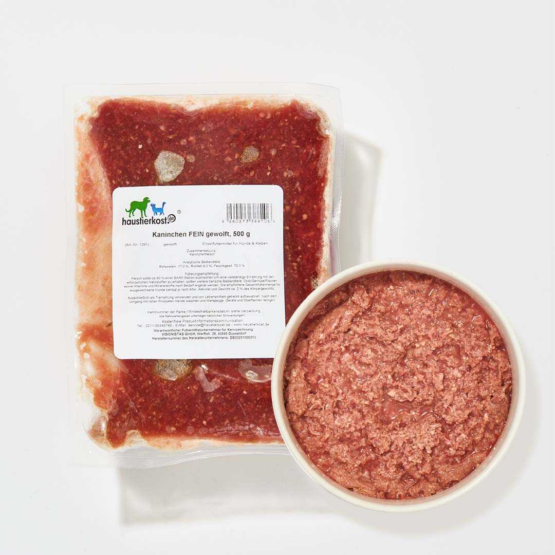 Kaninchen FEIN gewolft, 500 g Packung und Schüssel mit zerkleinertem Kaninchenfleisch.