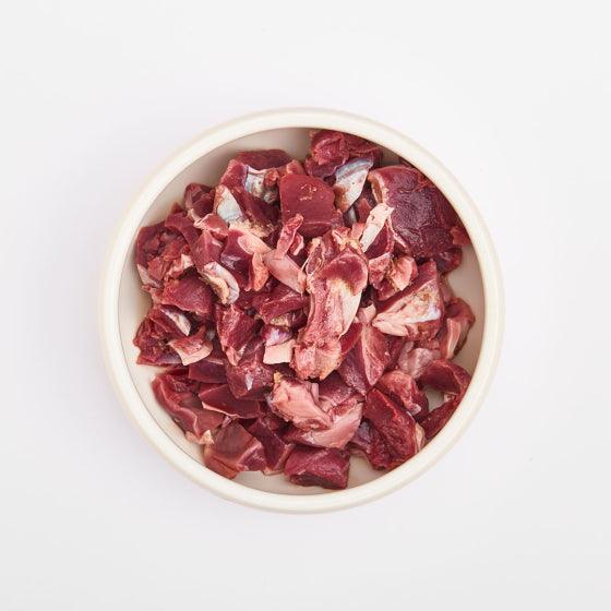 BIO Putengulasch DE-ÖKO-006 in einer weißen Schale, fettarmes Eiweiß für Haustiere.