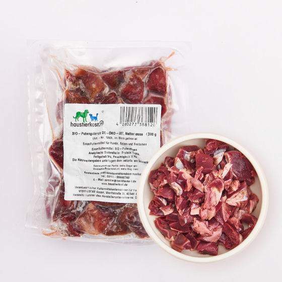 BIO Putengulasch DE-ÖKO-006, 500 g, fettarmes Eiweiß, geeignet für Hunde und Katzen, verpackt und in Schale.