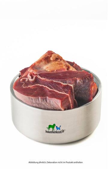 BIO Rindfleisch-Klumpen DE-ÖKO-007, 2 kg, in Edelstahlnapf, geeignet für Hunde.