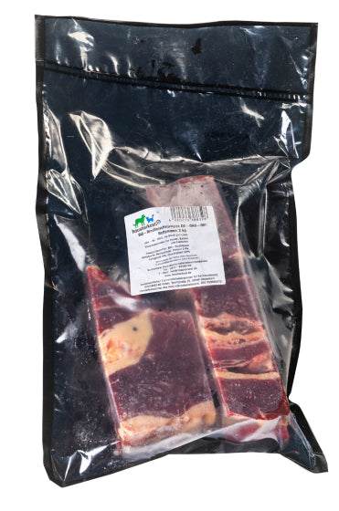 BIO Rindfleisch-Klumpen DE-ÖKO-007, 2 kg Packung, tiefgefroren, mit Fleischstücken in Plastiktüte.
