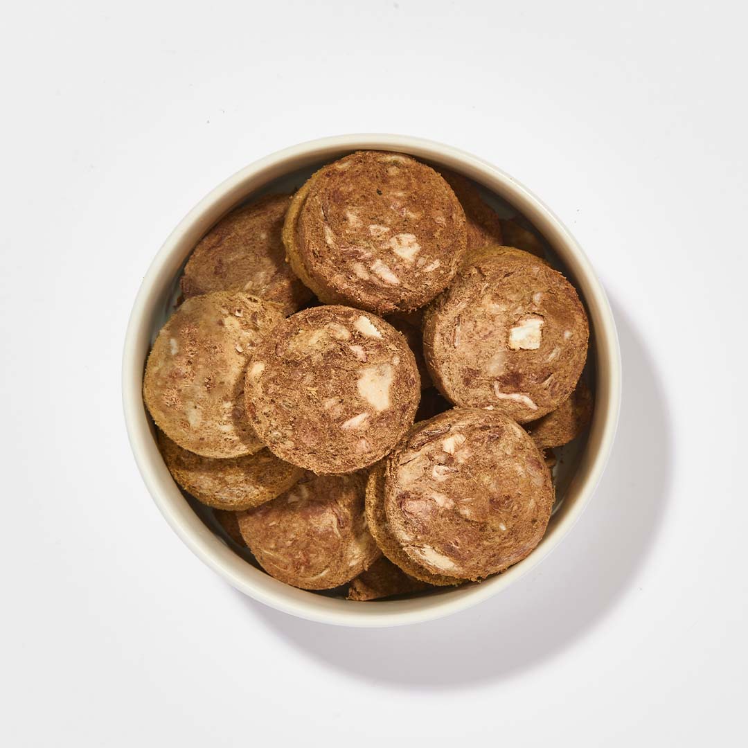 Gefriergetrocknete BARF2GO Lammmix Taler als proteinreicher Snack für Hunde in einer Schüssel, 150 g Packung