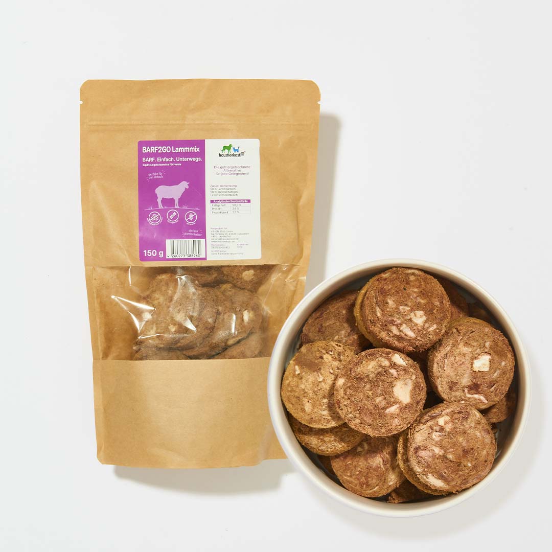Packung BARF2GO Lammmix Taler 150g neben Schale mit gefriergetrockneten Hundesnacks aus Lammfleisch
