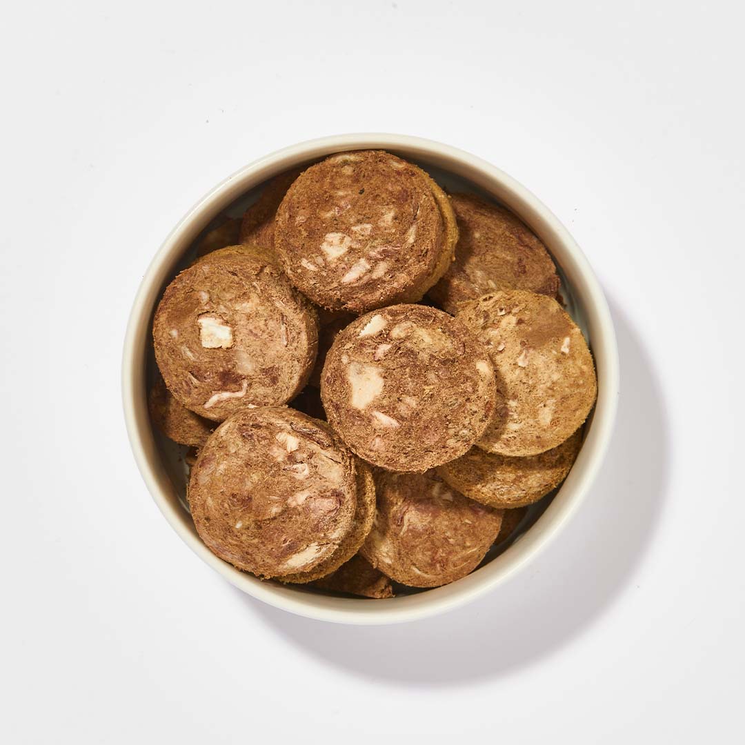 Gefriergetrocknete BARF2GO Komfort Plus Huhn Taler als hundefreundlicher Snack und Mahlzeit in weißer Schale