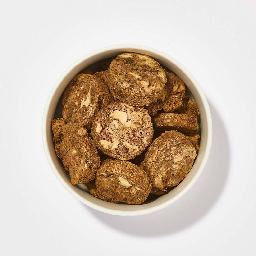 Gefriergetrocknete BARF2GO Komfort Plus Rind Taler im weißen Behälter als artgerechtes Hundefutter, 150 g portionierbar und geruchlos.