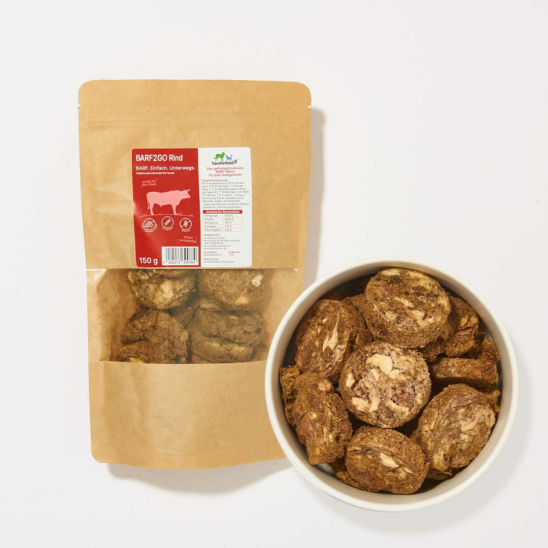BARF2GO Komfort Plus Rind Taler gefriergetrocknete Hundefutter Snacks in brauner Verpackung und Schüssel