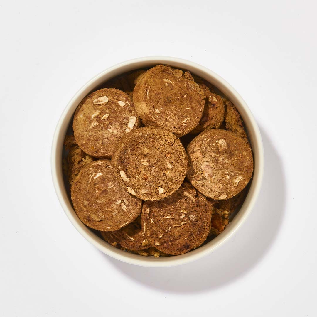 Gefriergetrocknete BARF2GO Komfort Plus Lamm Taler Hundesnacks in weißer Schale
