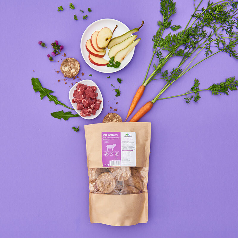 Gefriergetrocknete BARF2GO Komfort Plus Lamm Taler für Hunde, 150 g, mit frischen Zutaten wie Karotten, Apfel und rohem Fleisch.