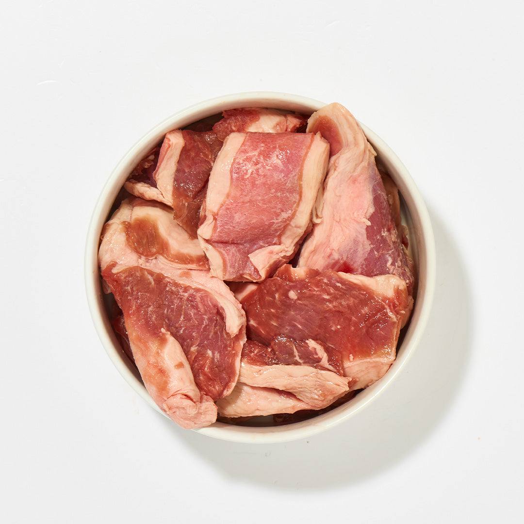 Lammbauchlappen gewürfelt in Schüssel, 1 kg, geeignet für sensible Hunde und Katzen.