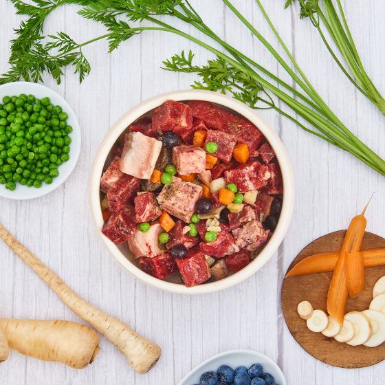 BARF Gourmet PLUS Rind Komplettmenü mit Fleischstücken, Obst und Gemüse, geeignet für Allergiker.
