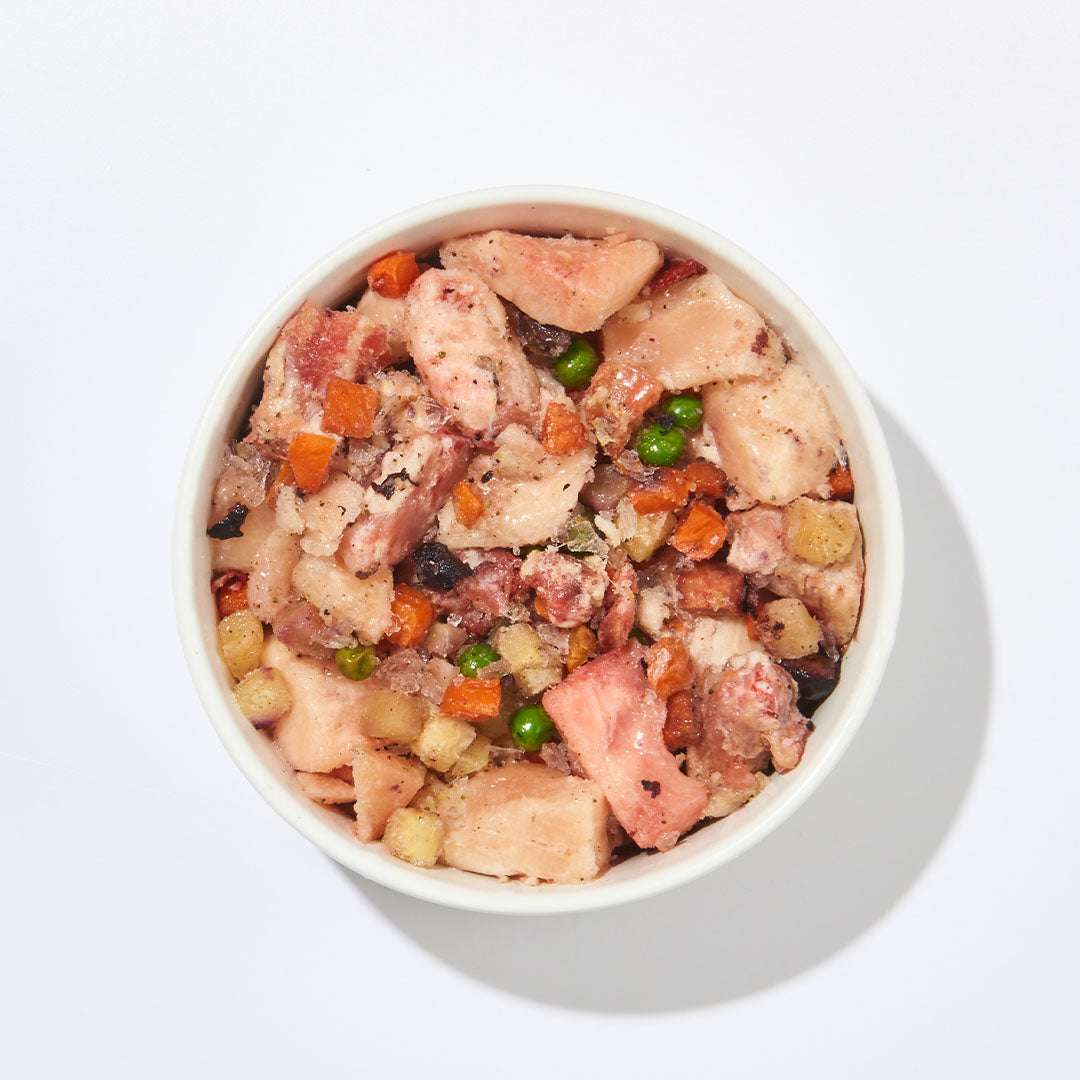 BARF Gourmet PLUS Huhn mit Fleisch, Obst und Gemüse in einem Napf, stückiges Komplettmenü für Hunde.