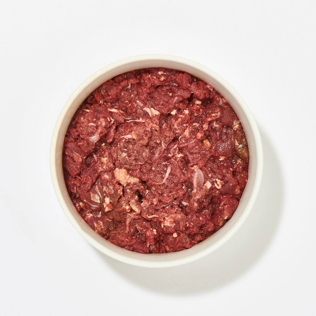 Kängurufleisch in weißer Schüssel, ideal für Hundeernährung.