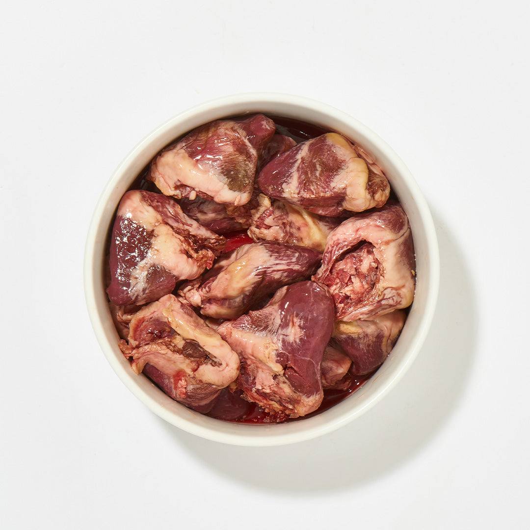 Entenherzen in einer Schüssel, 500 g Tiefkühlware.