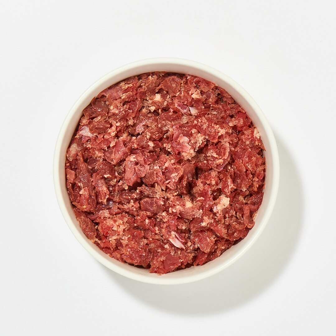 Geflügelinnereien-Mix in einer Schüssel, 250 g, aus mageren Hühnerherzen und -mägen, ideal für Katzen und Hunde.